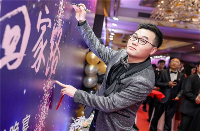 【高光“疫”事】勇敢逆行的特殊“网约车”——利来w6690后，用信念打通生命运输线